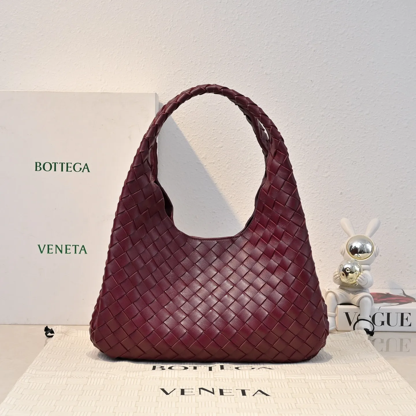 Batch 2160 new products are coming! BOTTEGA VENETA Bottega Veneta's 2025 new Campana shoulder bag is on the market~ First of all, I would like to praise the weight of this bag. As a not too small bag, it is very light for daily use. For people like me who need to carry a lot of belongings when going out, this advantage is great, and it greatly reduces the burden of traveling. 🛍️The shape is a bit like a combination of parachute and jodie. The blunt triangle shape is cute and honest. Carrying it on your back when going shopping is a good mood accelerator. The handles and body of the bag are both classic weaves. A tie is added to the original open design. If it is not tied up, the bag will look like a small vegetable basket when carried. Style number: 4249 Size: 33*20*16.5cm